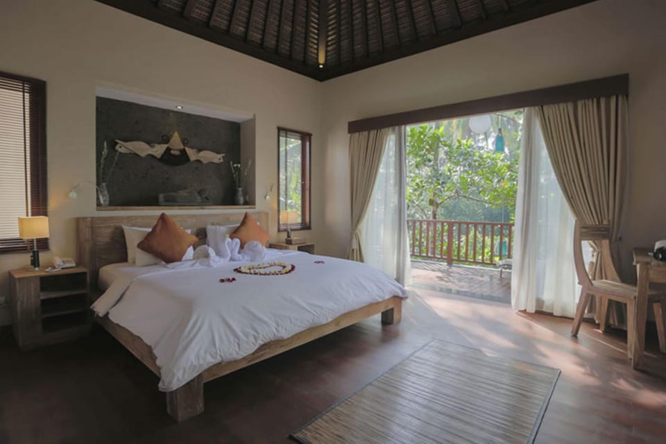 Day, Photo of the whole room, Bedroom, Landmark view, Pool view, River view