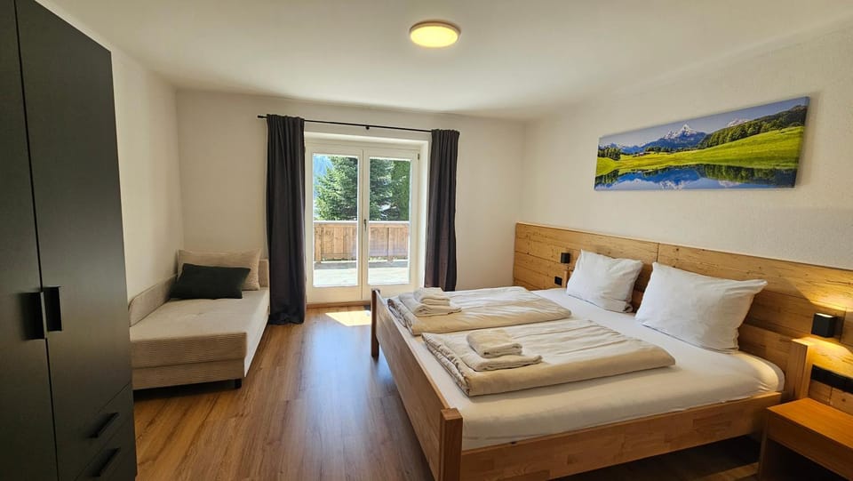 Bed, Photo of the whole room, Bedroom, Garden view, Mountain view, children, Family, towels