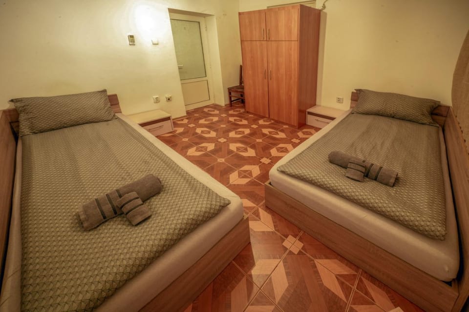 Bed, TV and multimedia, Bedroom, wardrobe