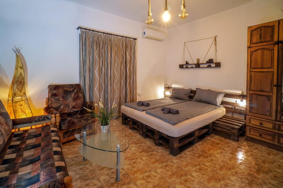 Bed, TV and multimedia, Seating area, Bedroom, Family, towels, wardrobe