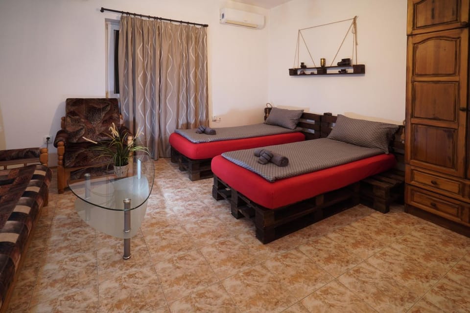 Bed, Seating area, Bedroom, Family