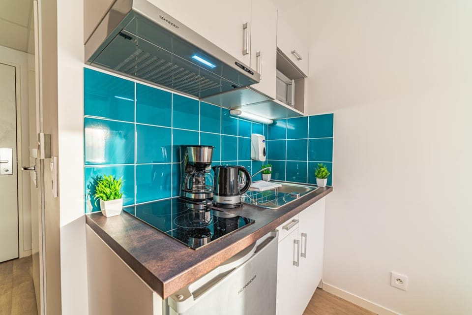 Coffee/tea facilities, Kitchen or kitchenette, minibar, stove