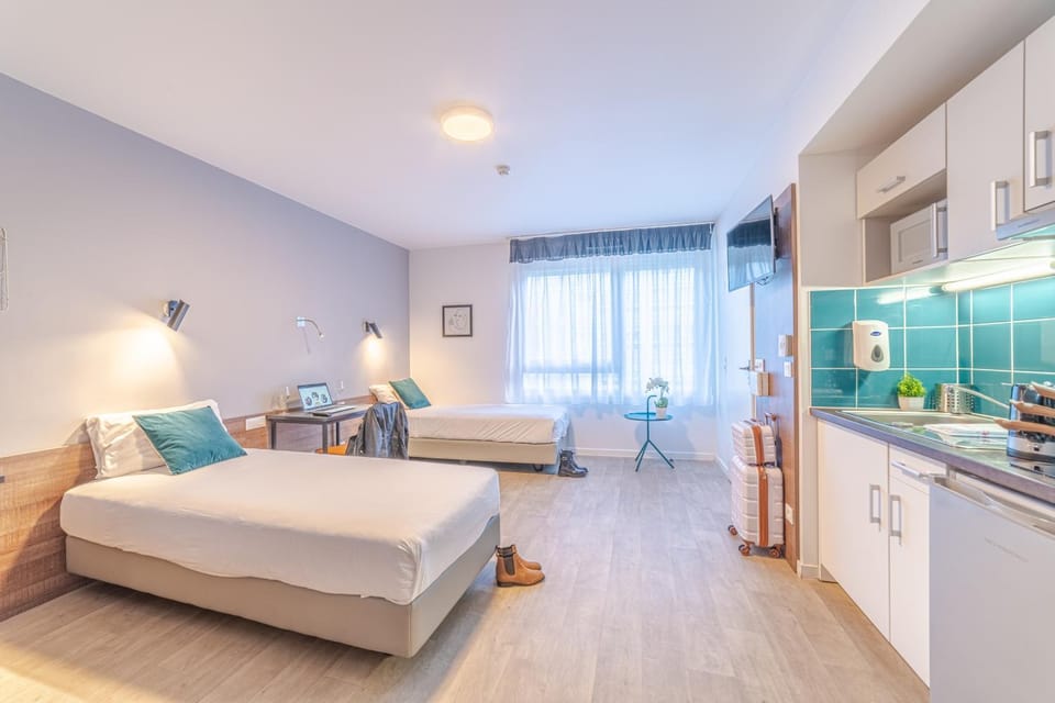 Bed, Kitchen or kitchenette, Photo of the whole room, Bedroom