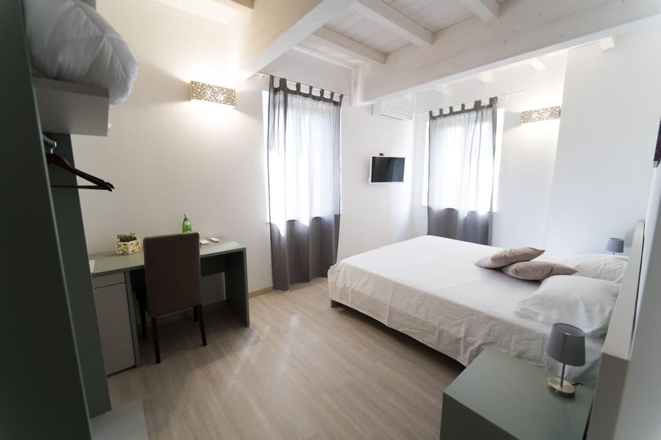 Bed, Photo of the whole room, hair dresser