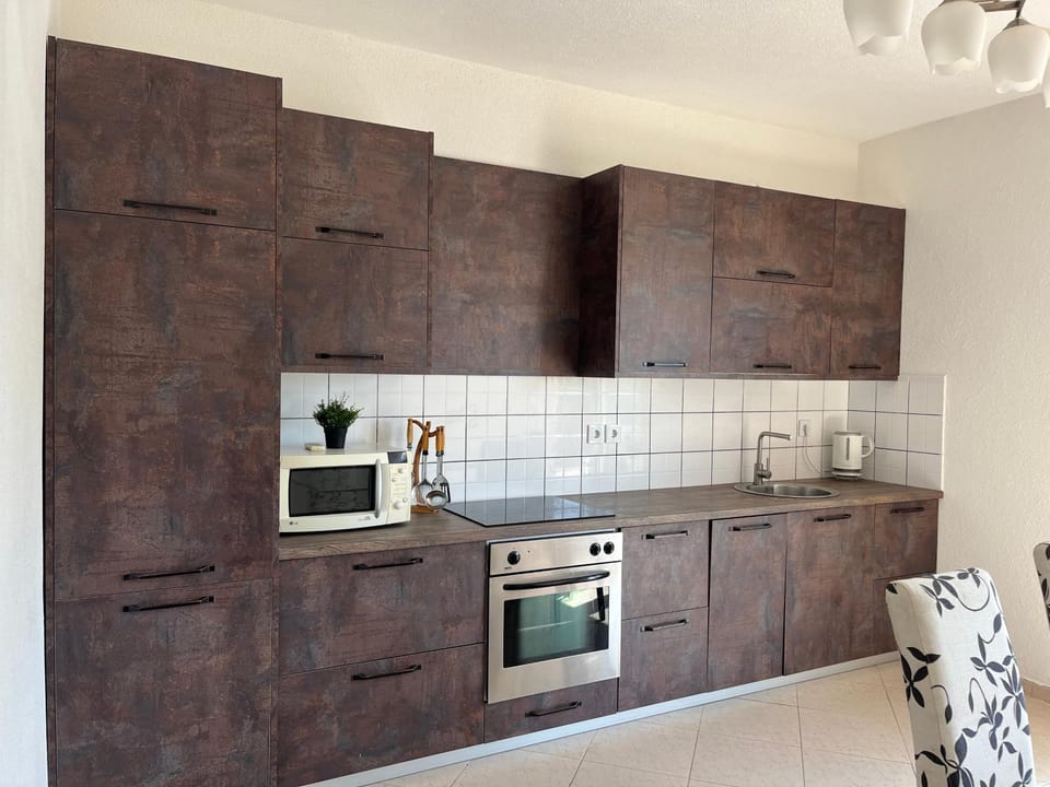 Kitchen or kitchenette, oven, stove