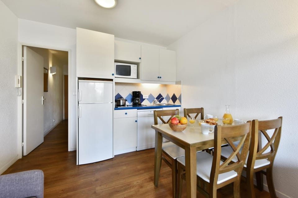 Kitchen or kitchenette, Food and drinks, Seating area, Dining area, Food, dishwasher, minibar, oven, stove