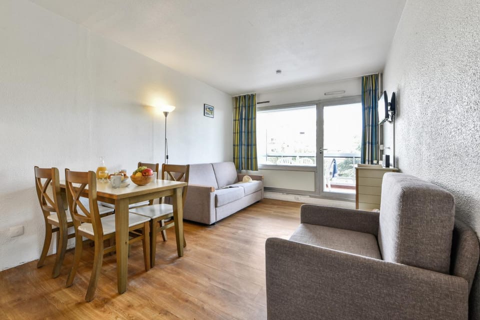 Bed, Day, TV and multimedia, Balcony/Terrace, Living room, Photo of the whole room, Seating area, Dining area, Bedroom