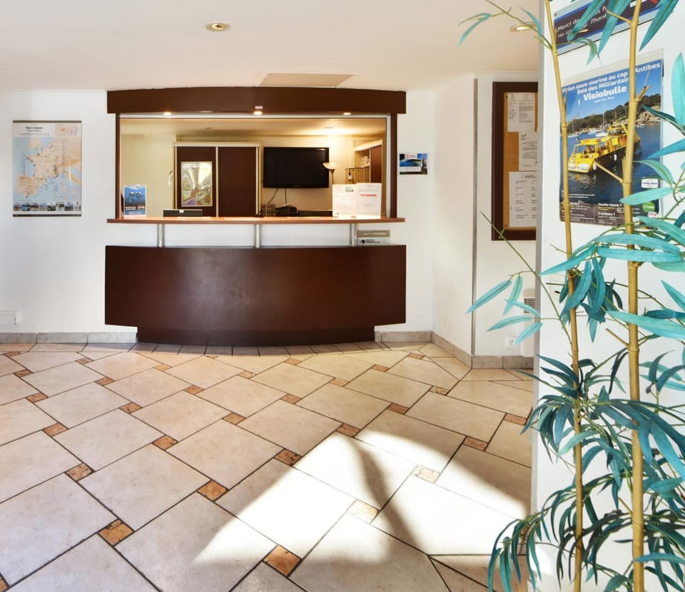 Kitchen or kitchenette, Lobby or reception
