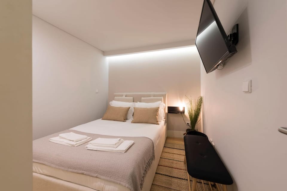 LovelyStay - Porto Peaceful Living W/ Backyard Apartment in Porto