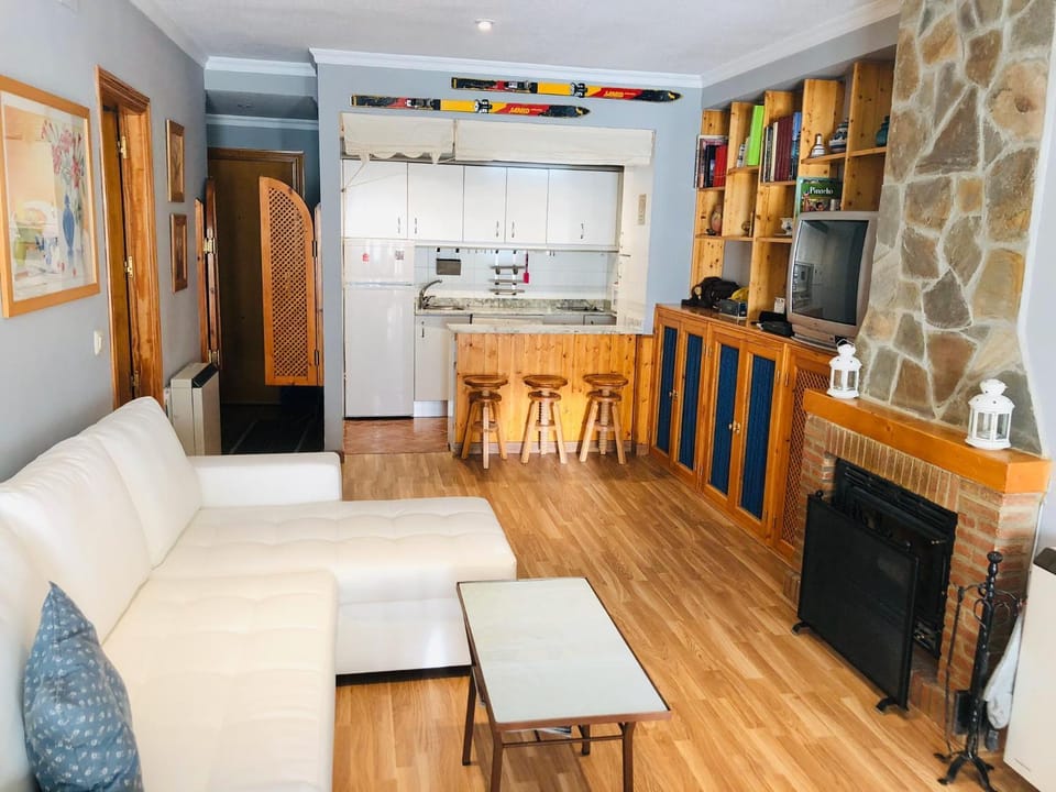 Kitchen or kitchenette, Living room, Dining area, minibar, stove