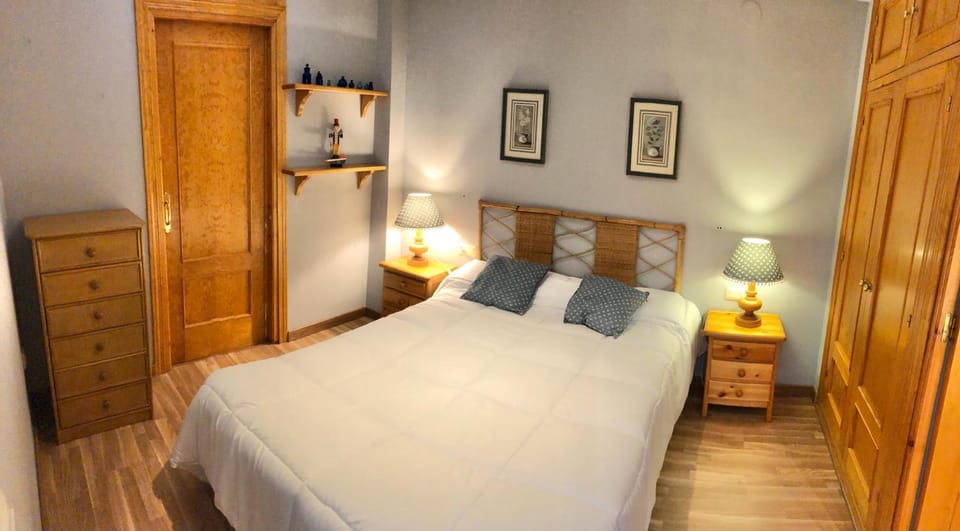 Bed, Photo of the whole room, Bedroom, wardrobe