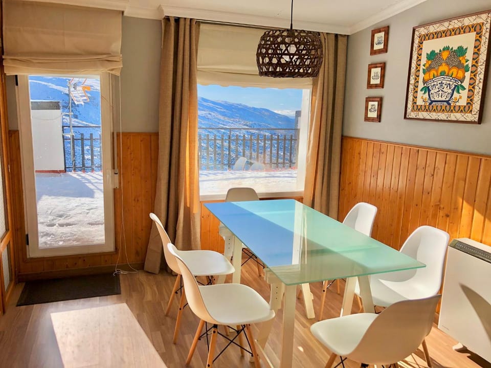 Balcony/Terrace, Living room, Dining area, Mountain view