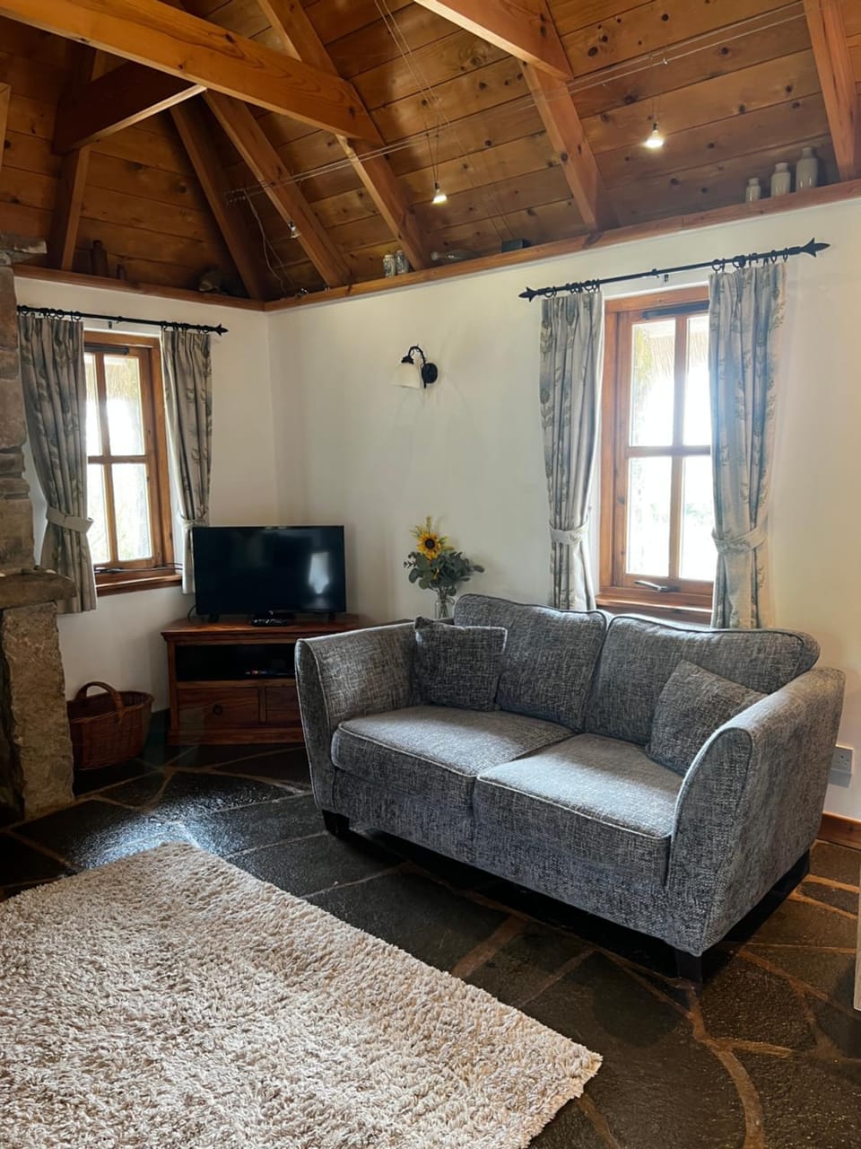 TV and multimedia, Living room, Seating area, Evening entertainment