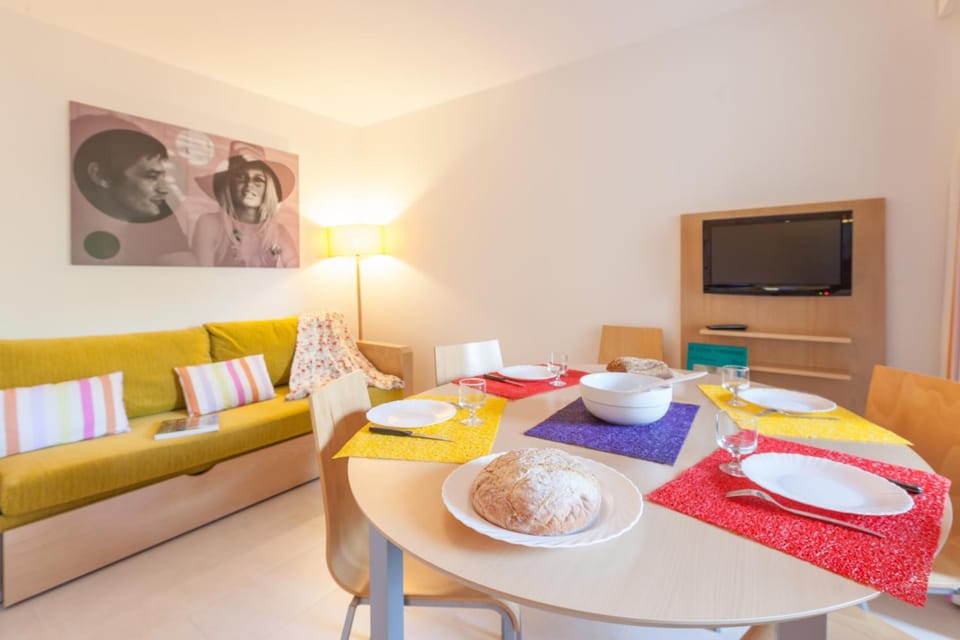 TV and multimedia, Living room, Food and drinks, Seating area, Dining area, Food