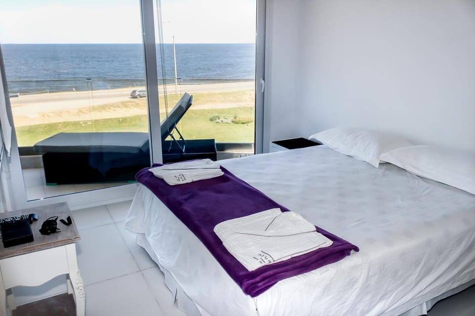 Bed, Natural landscape, Photo of the whole room