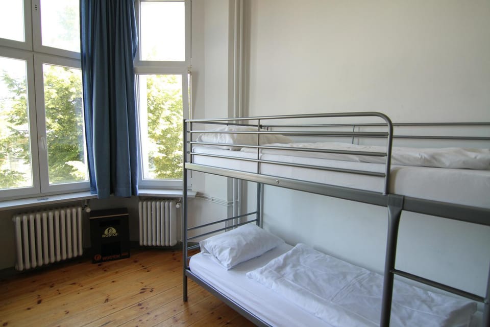 Bed, Photo of the whole room, Bedroom, bunk bed, internet
