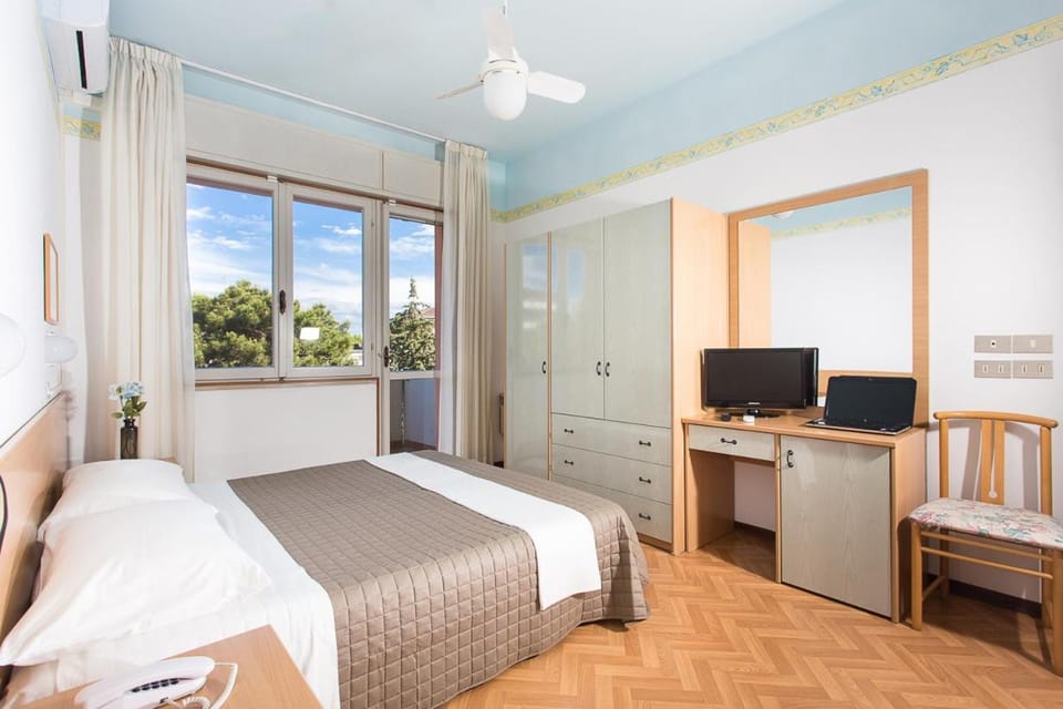 Bed, Photo of the whole room, Bedroom, air conditioner