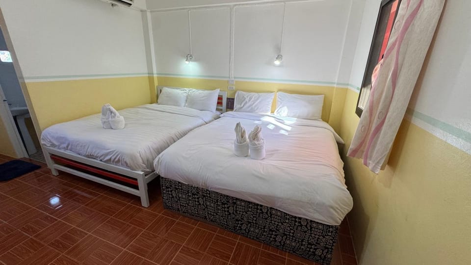 Bed, Bedroom, towels