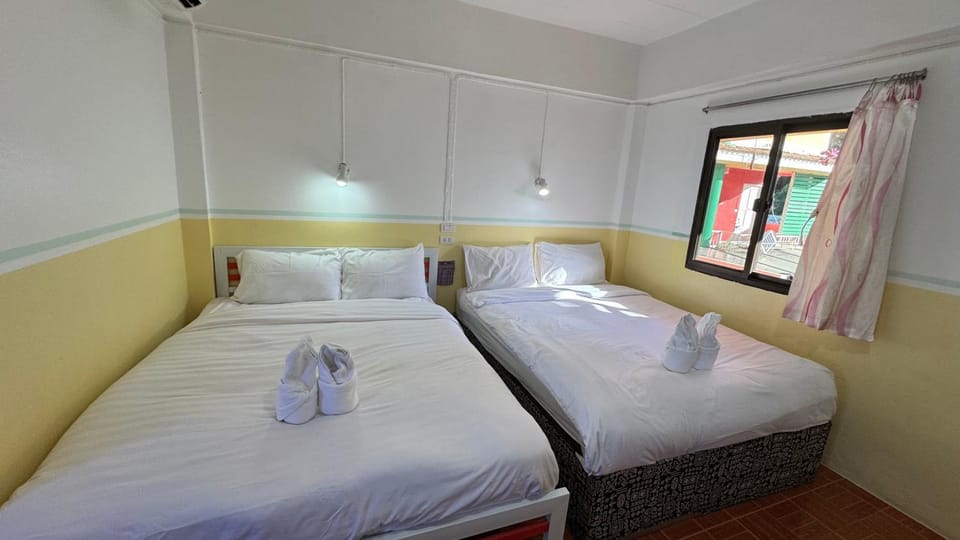 Bed, Bedroom, towels
