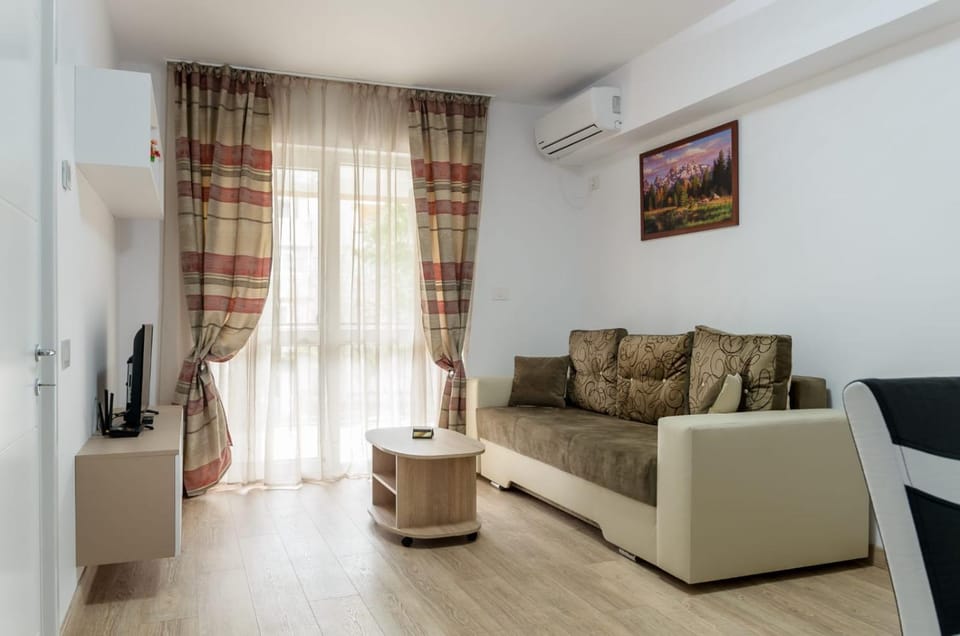TV and multimedia, Living room, Seating area, air conditioner