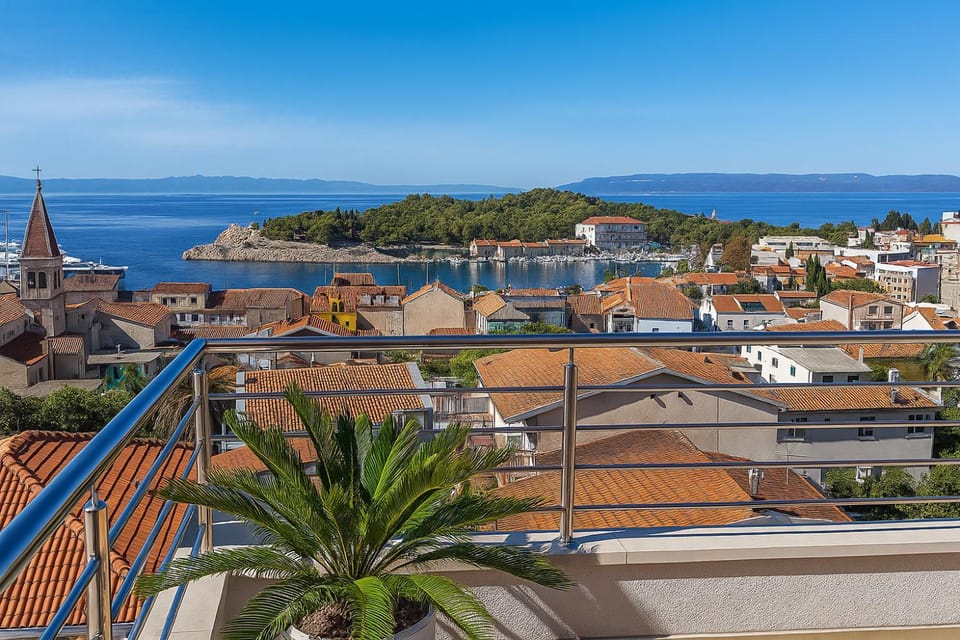 Nearby landmark, Day, Neighbourhood, Natural landscape, City view, Sea view, Street view