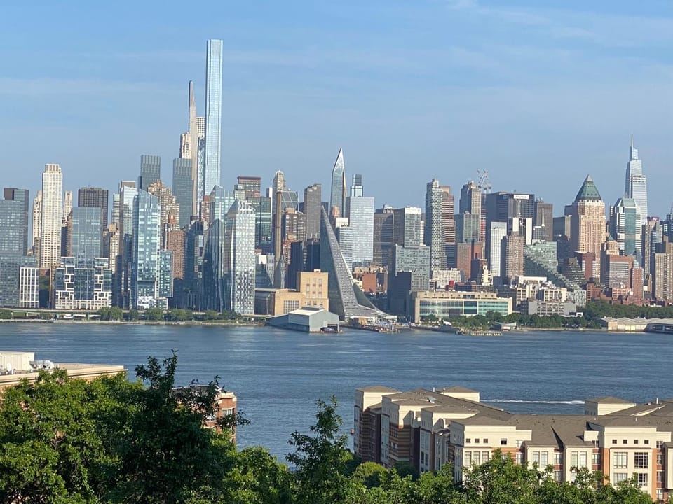 Cozy apt in WEST NY, NEW JERSEY, at 2 bloks from bus stop-15 minutes 2NY 7MINUTES VIA NYWATERWAY FERRY-BETTER CAN'T BE!! Apartment in North Bergen