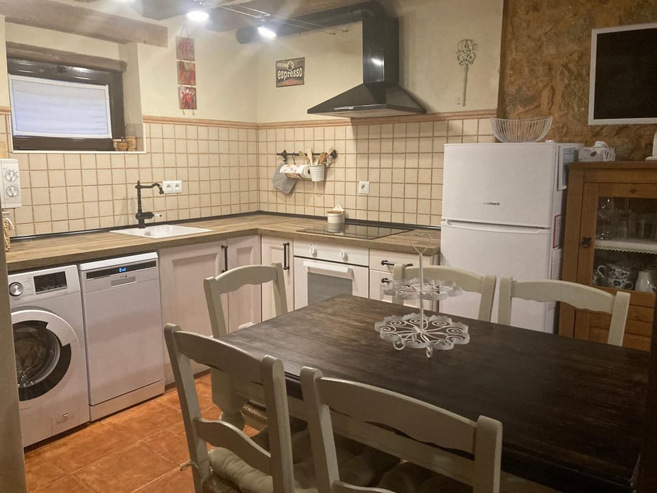 Kitchen or kitchenette, Dining area, dishwasher, oven, stove, toaster, washing machine