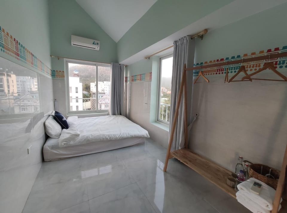 Bed, Living room, Photo of the whole room, Seating area, Bedroom, towels, air conditioner