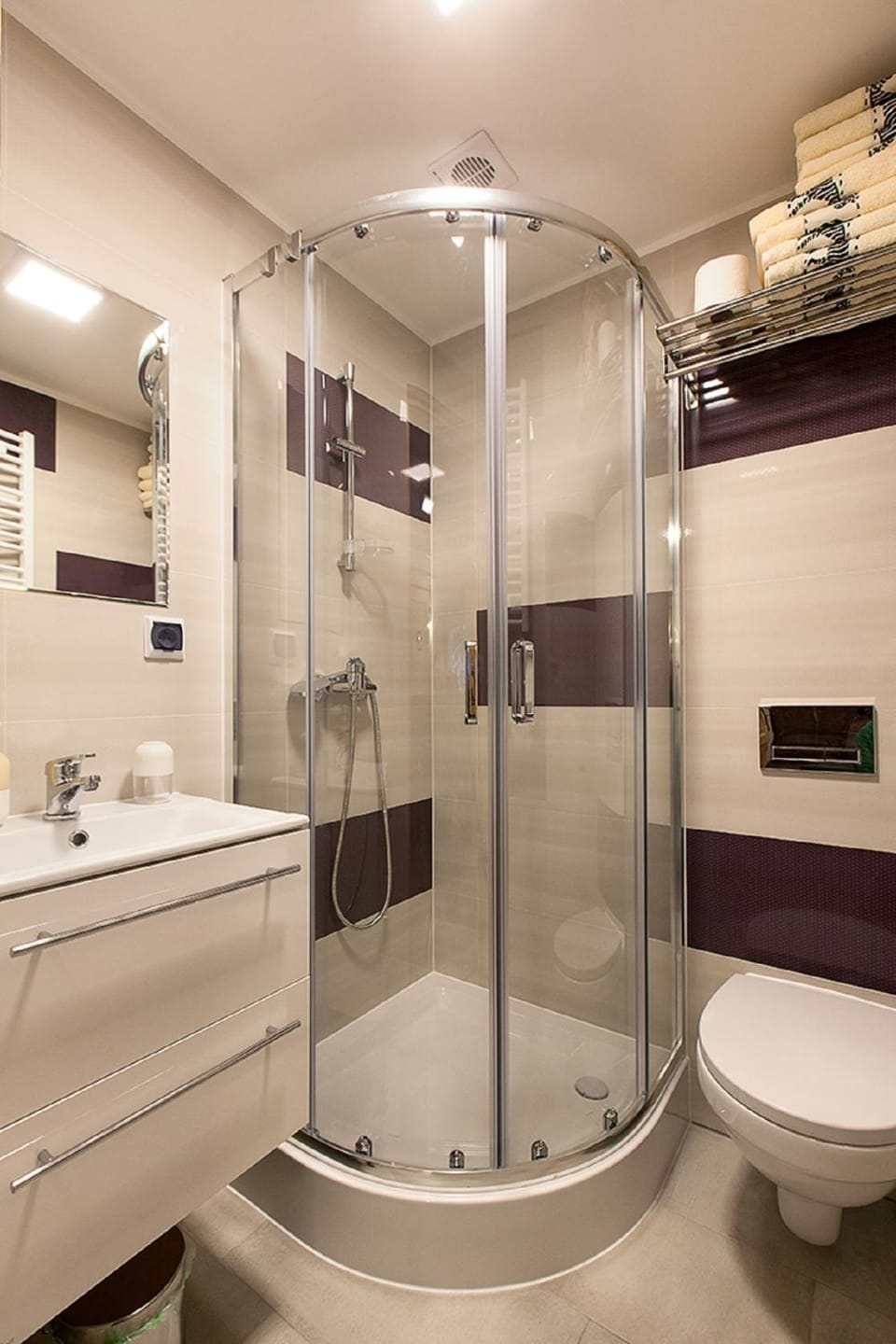 Shower, Toilet, Bathroom, towels