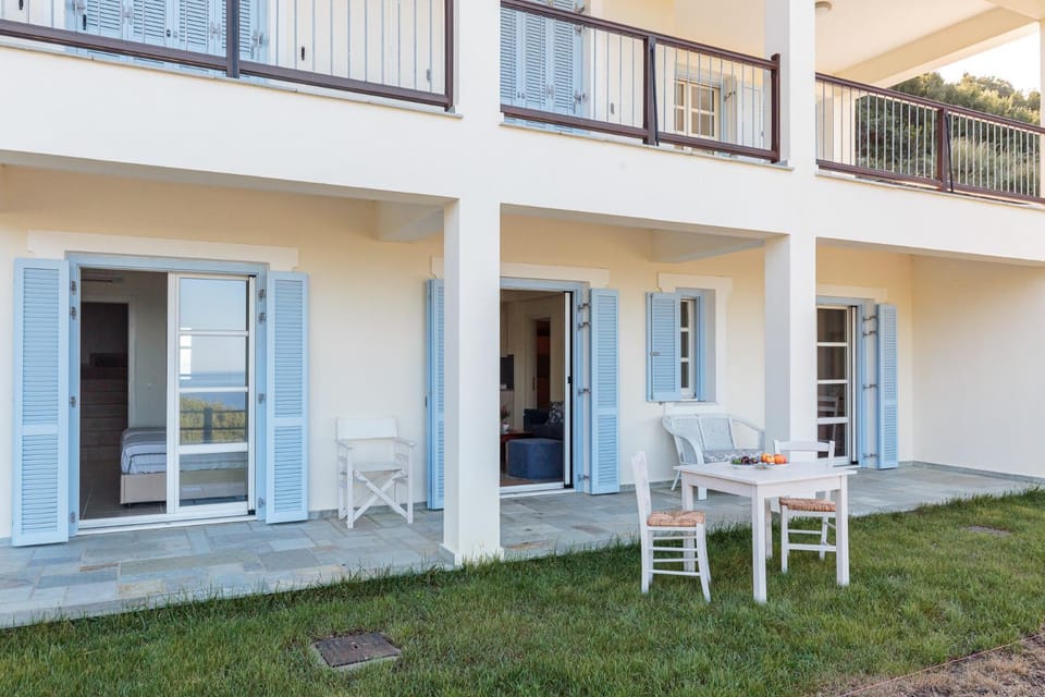 Property building, Garden, Balcony/Terrace