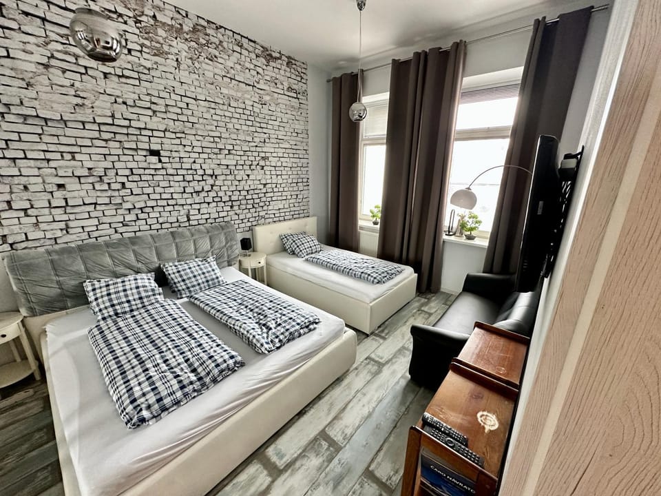 Bed, Living room, Photo of the whole room, Seating area