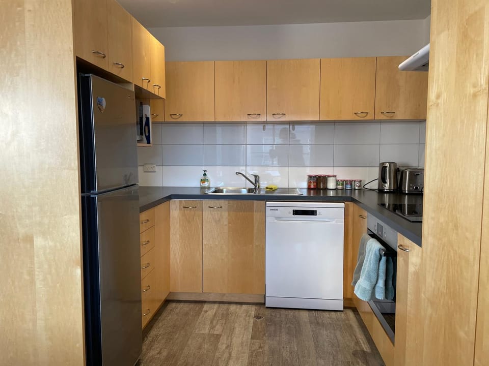 Coffee/tea facilities, Kitchen or kitchenette, dishwasher, oven, stove, toaster