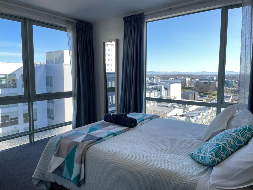 Bedroom, City view