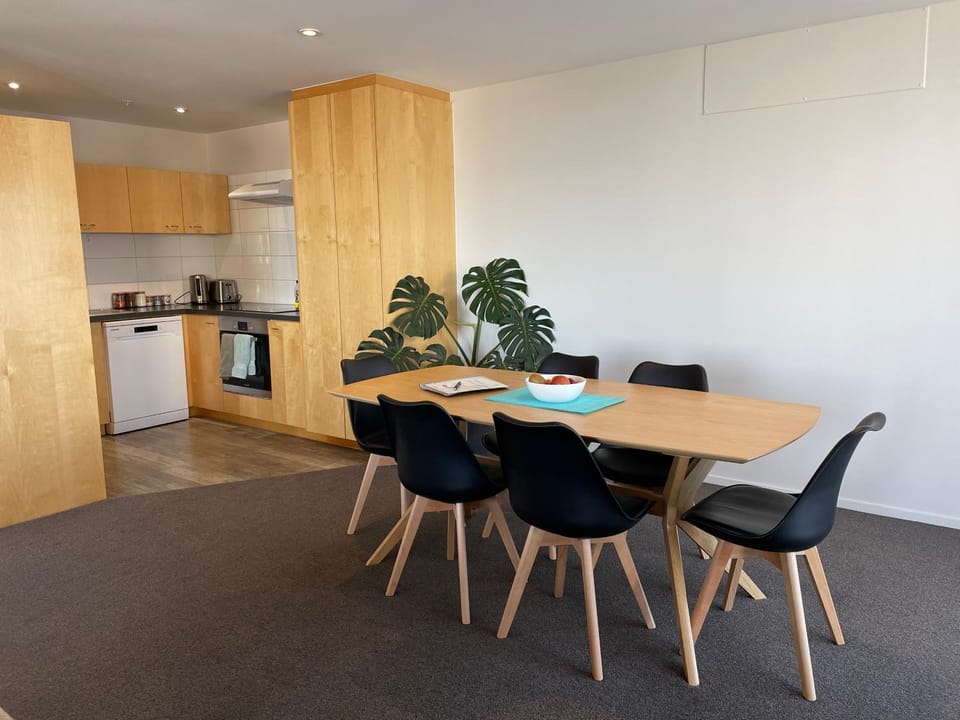 Kitchen or kitchenette, Dining area, oven