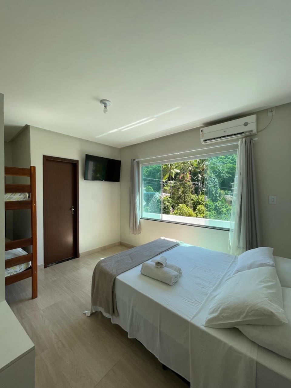 Bed, TV and multimedia, Photo of the whole room, towels