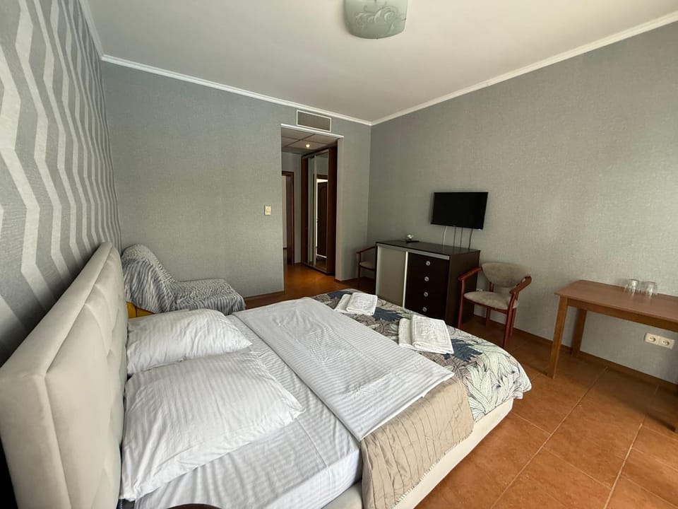 Bed, Photo of the whole room, towels