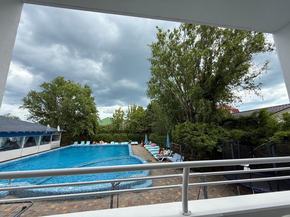 Day, Pool view