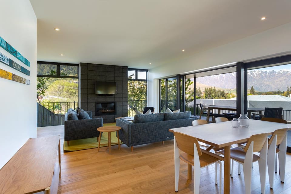 Living room, Seating area, Dining area, fireplace