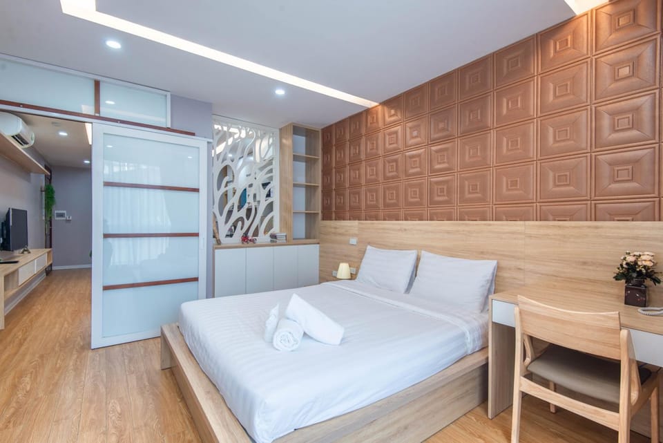 Bed, TV and multimedia, Living room, Photo of the whole room, Seating area, Bedroom, towels, wardrobe