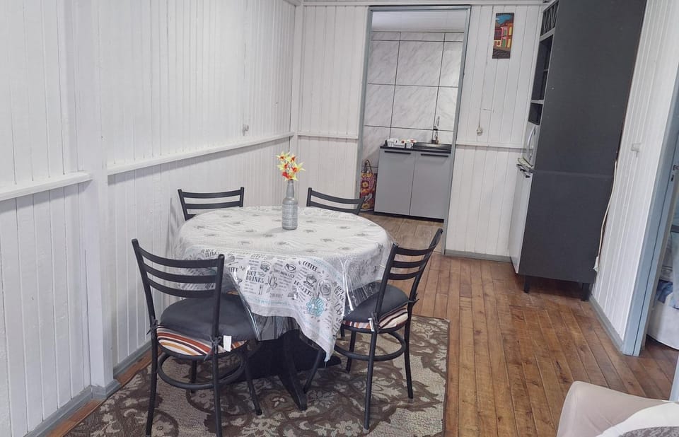 CASA de 2 quartos com 2 ares-condicionados em TORRES-RS - Na mais bela praia Gaúcha - Cozinha - Banheiro - TV smart 32 e Wi-Fi - Estacionamento - Anfitriã Superhost no BnB House in State of Santa Catarina