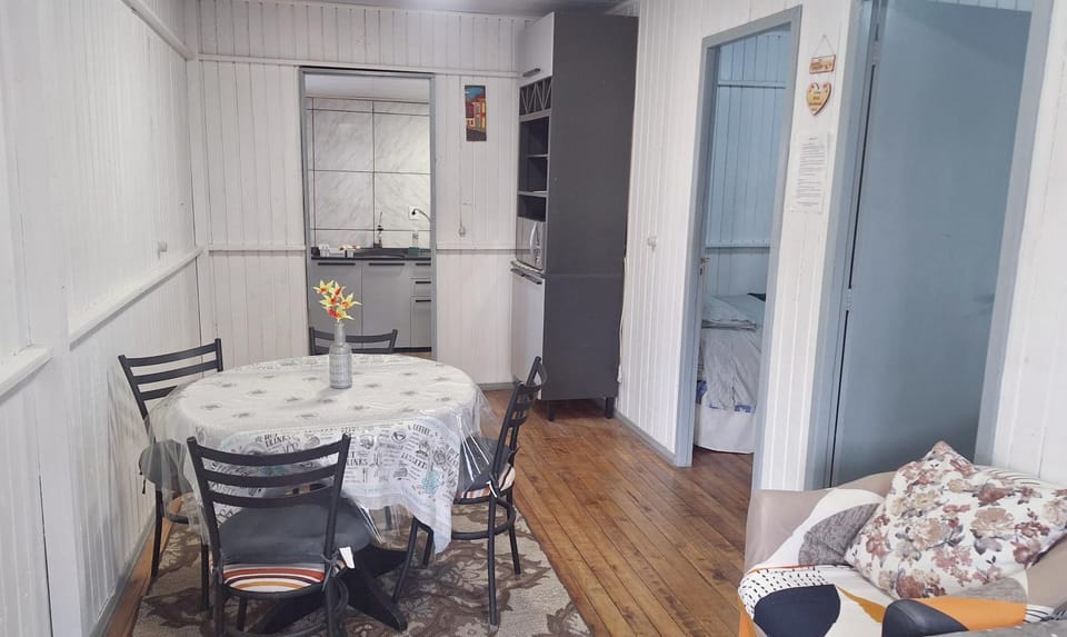 CASA de 2 quartos com 2 ares-condicionados em TORRES-RS - Na mais bela praia Gaúcha - Cozinha - Banheiro - TV smart 32 e Wi-Fi - Estacionamento - Anfitriã Superhost no BnB House in State of Santa Catarina