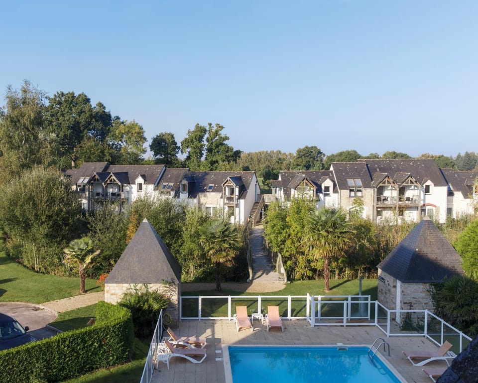 Bird's eye view, Pool view