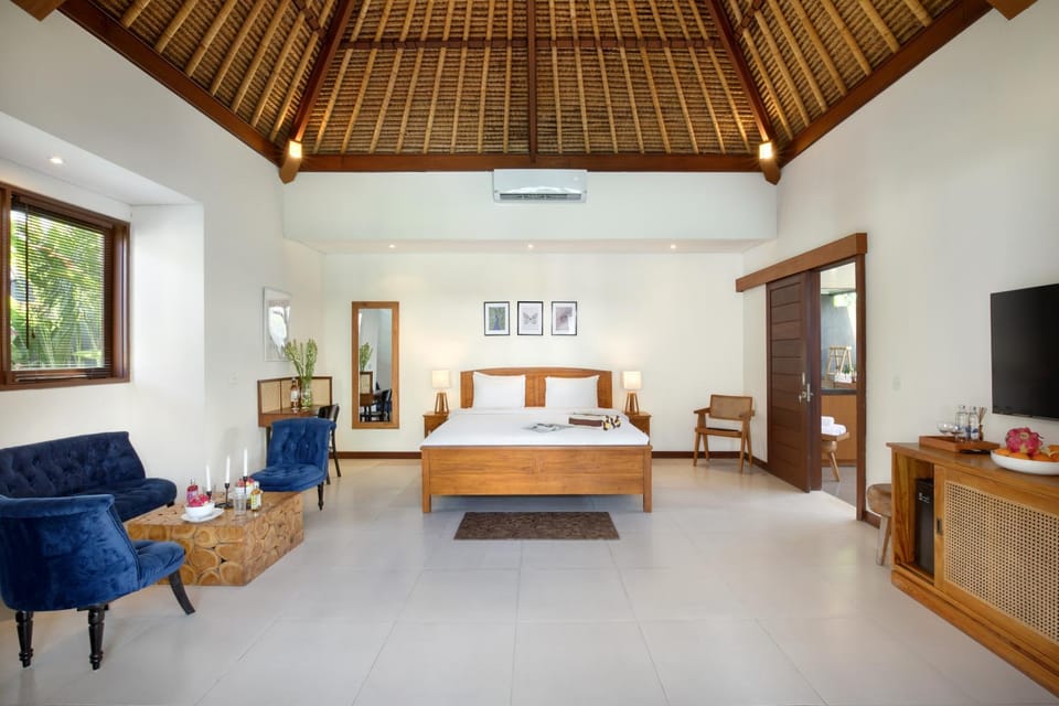 Bed, TV and multimedia, Photo of the whole room, Seating area, Bedroom