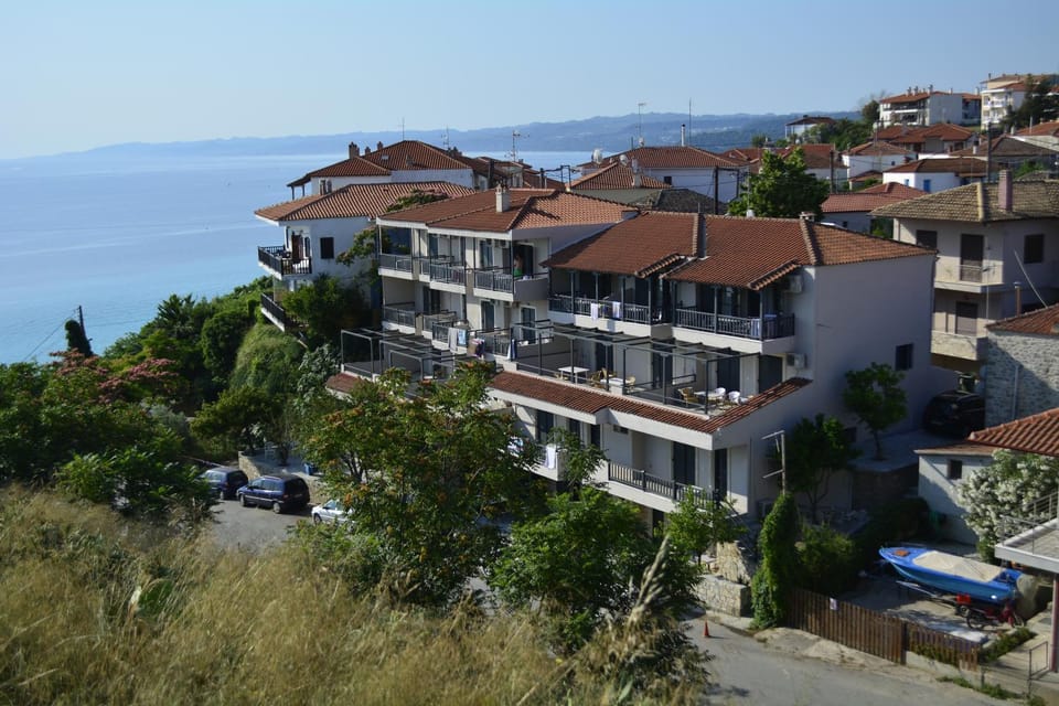 Property building, Day, Neighbourhood, Natural landscape, City view, Sea view, Location