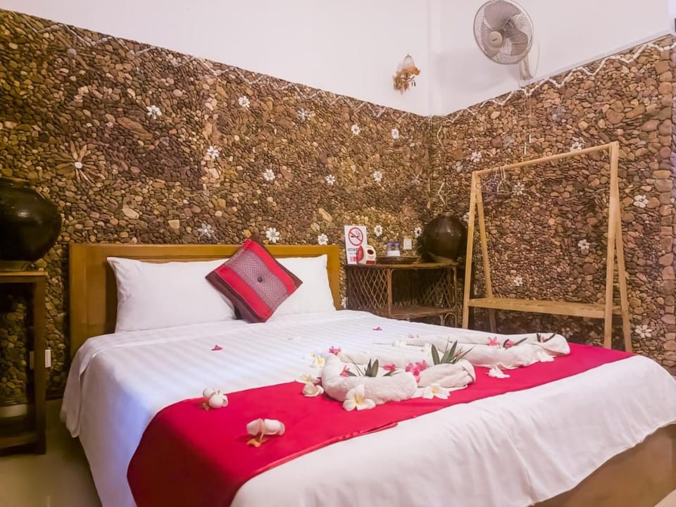 Bed, Photo of the whole room, Bedroom, fireplace, towels, air conditioner