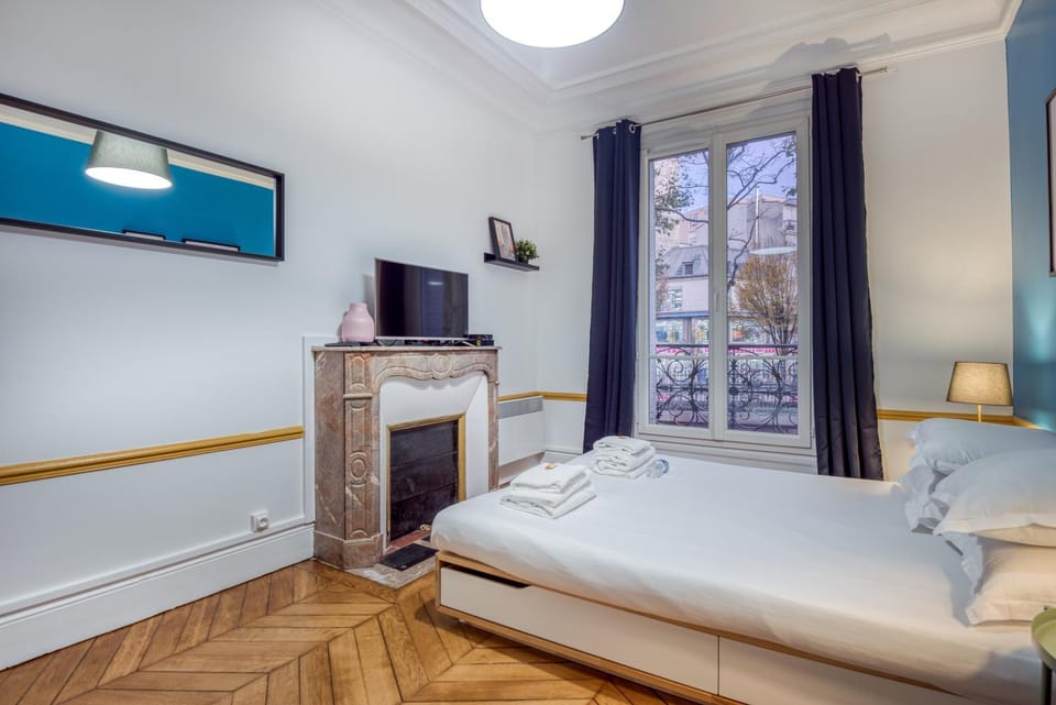 Bed, TV and multimedia, Bedroom