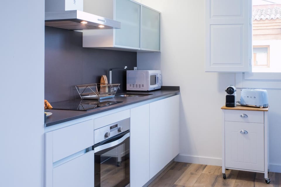 Coffee/tea facilities, Kitchen or kitchenette, dishwasher, oven, stove, toaster