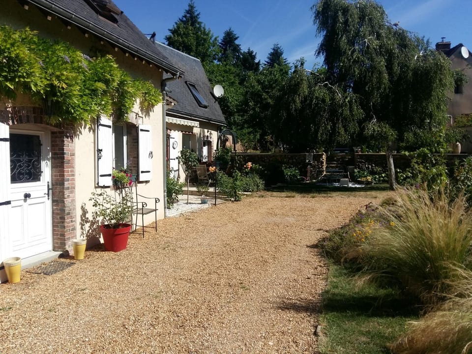 Maintenon Saint Martin de nigelles, maison d'hôtes Marguerite Bed and Breakfast in Centre-Val de Loire