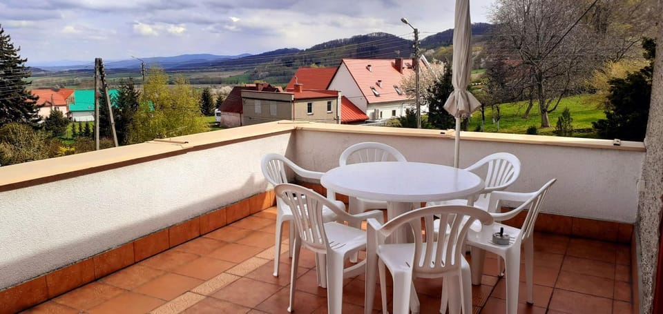Dom Pod Różami Agroturystyka Bed and Breakfast in Lower Silesian Voivodeship