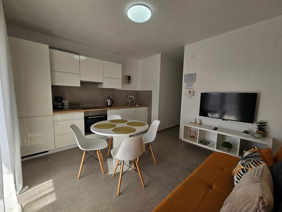 Communal lounge/ TV room, Kitchen or kitchenette, Living room, Seating area, Dining area